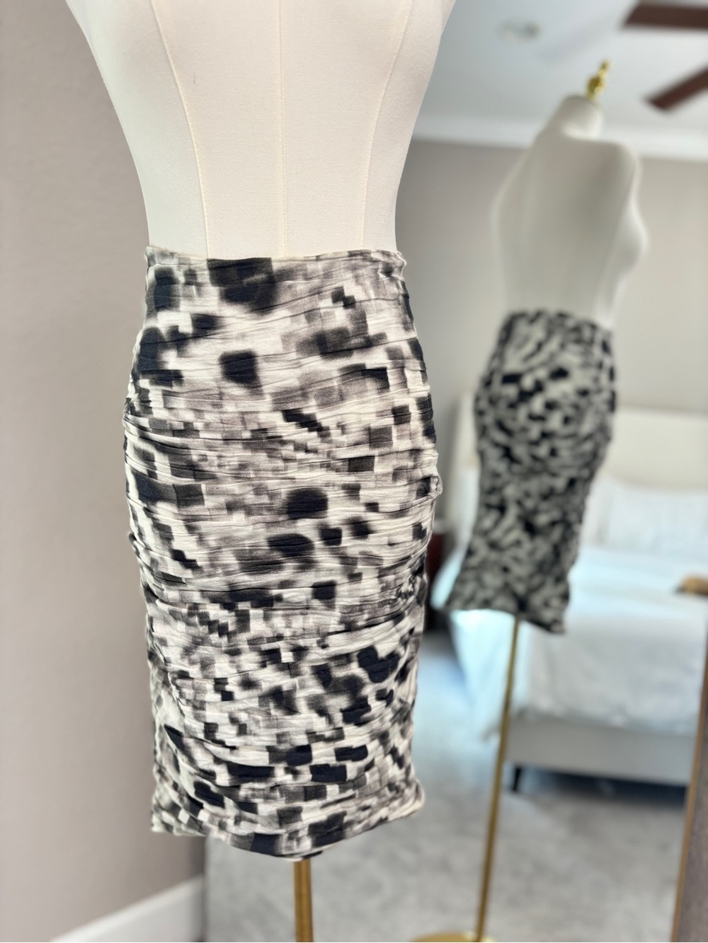 Nicole Miller Black and White Abstract Ruched Pencil Skirt, 0
